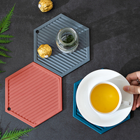 Matériau en silicone souple et durable pour soutenir les casseroles chaudes, égoutter les plats et protéger le plan de travail de la cuisine au quotidien