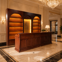 Bureau d'accueil classique aspect bois avec étagères arquées et panneaux décoratifs pour hall d'hôtel ou bureau