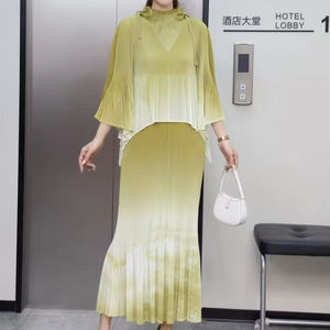 Conjunto de dos piezas informal de verano <span class=keywords><strong>para</strong></span> <span class=keywords><strong>mujer</strong></span> de alta calidad Miyake plisado bordado <span class=keywords><strong>Terno</strong></span> Falda larga plisada tejida de poliéster suelta - Product Image 1