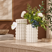 Vase à fleurs en céramique imprimé en 3D avec texture géométrique en relief et bord ondulé