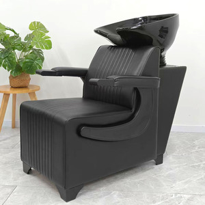 Fauteuil de lavage noir pour salon de coiffure avec cuvette en céramique et revêtement en cuir - Product Image 1