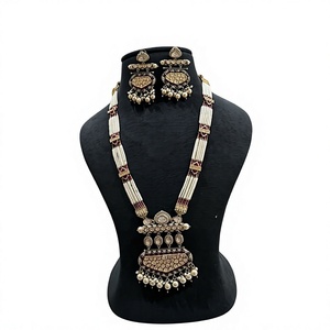 Collier long en laiton plaqué or de qualité supérieure avec boucles d'oreilles assorties pour femme, collection pour mariage. - Product Image 2