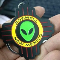 Grüne Metall-Schlüsselanhänger Herstellung Benutzerdefiniertes Legierungs-Logo Souvenir-Geschenk Schlüsselringe Halter Maßgefertigter 2D Weich-Emaille Schlüsselanhänger