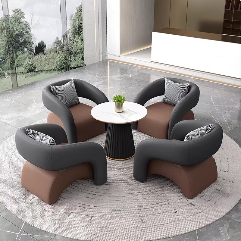 Una mesa y cuatro sillas (marrón)