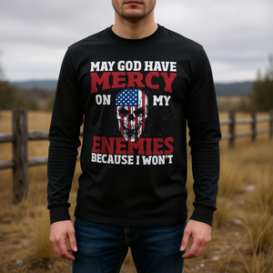 Camiseta de manga larga con estampado digital de cuello redondo unisex para adultos, con la frase: Que Dios tenga piedad de mis enemigos, porque no me interesa. - Product Image 3