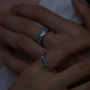แหวนคู่ชุบแพลตตินั่มเรืองแสงในที่มืดสำหรับผู้ชายและผู้หญิง แหวนเปิดปรับขนาดได้ประดับเพชรซิร์คอน - Product Image 4