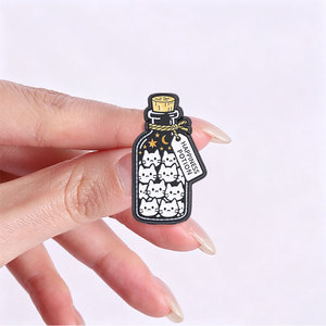 Spilla smaltata a forma di bottiglia della pozione della felicità con gatti bianchi carini in barattolo dei desideri, per decorazione zaino - Product Image 2