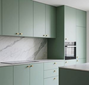 Ensemble de cuisine modulaire SANTOPOVA vert menthe avec crédence en marbre et quincaillerie dorée - Product Image 4