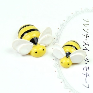 Cabujones de resina con diseño de abeja de dibujos animados para manualidades, para carcasas de teléfono DIY o accesorios de decoración para refrigeradores - Product Image 3