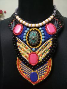 Collier de perles chrétien brodé à la main au design personnalisé pour mariages et cadeaux Collier de mode tendance - Product Image 6