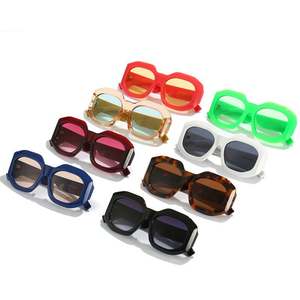 Gafas de Sol de Moda al por Mayor con Decoración a Cuadros, Gafas de Sol Cuadradas Poligonales de Colores Pastel para Mujer - Product Image 4