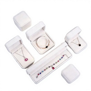 Élégante boîte cadeau en velours blanc pour bijoux, avec couvercle rabattable, pour ranger bagues, colliers et bracelets, idéale pour fiançailles et mariage - Product Image 3