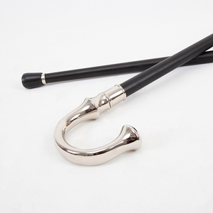Canne de luxe en métal avec poignée courbée argentée et tige noire pour la marche - Product Image 3