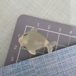 ของตกแต่งบ้านรูป<span class=keywords><strong>ปลาวาฬ</strong></span>เรืองแสงขนาดเล็ก 100 ชิ้น งานฝีมือเรซิ่นสำหรับจัดสวน ปลาประดับสวนเรืองแสง ของตกแต่งจิ๋ว - Product Image 6