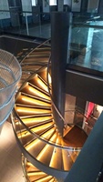 Escalier de villa moderne de luxe avec éclairage LED intérieur, poutre en acier, garde-corps en verre et câble métallique, marches en bois massif