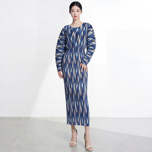 Nouvelle Collection Été 2026 : Robe Plissée Miyake Plus à Col Chauve-Souris et Taille Cintrée, Longueur Midi – Vente en Gros de Vêtements - Product Image 2