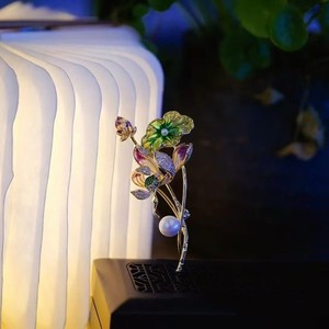 Broche de luxe haut de gamme pour femme avec motif de fleur de pommier vert, accessoire de mariage de niche, cadeau pour les amis et les aînés - Product Image 1