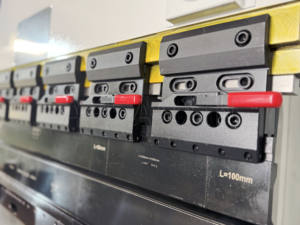 三信全自动数控折弯机6+1轴液压钣金折弯机带送料装置 - Product Image 5