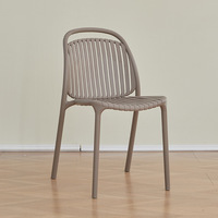 Chaises de salle à manger empilables en plastique populaires avec dossier ergonomique, design tendance idéal pour les repas en intérieur et la détente sur le balcon