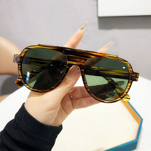 Gafas de Sol de Alta Calidad Unisex Anti-UV Antideslumbrantes Diseño Clásico Nuevo Diseño de Moda Ojos Rojos Cara Grande Delgada - Product Image 4