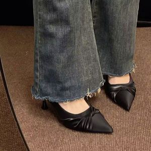 Escarpins professionnels élégants pour femmes, couleur crème beige, à bout pointu, confortables pour le bureau et les trajets quotidiens - Product Image 6