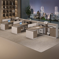 Bureau d'angle compact avec panneau de confidentialité surélevé et organisation pratique pour le bureau