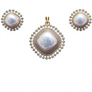 Elegante y Sofisticado Juego de Collar con Colgante de Latón Chapado en Oro y Circonitas con Pendientes para Mujer, Colección de Boda - Product Image 2