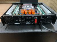 Amplificateur de puissance professionnel modèle CA avec transformateur toroïdal haute puissance, adapté aux spectacles sur scène, aux événements en plein air, aux karaokés et aux mariages.