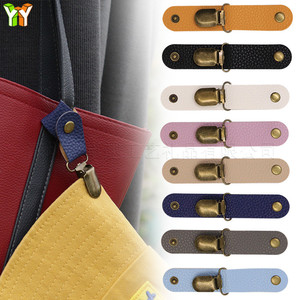 Clip à chapeau en cuir PU en stock, adapté à une utilisation en extérieur, pour les chapeaux de soleil, les casquettes de baseball, mini clips à chapeau portables utilisables également comme accessoires. - Product Image 1