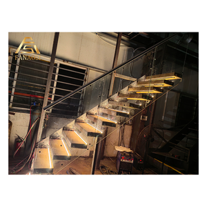 Escalera Flotante Personalizada con Inserto <span class=keywords><strong>de</strong></span> Pared <span class=keywords><strong>de</strong></span> Hormigón Reforzado, Peldaños <span class=keywords><strong>de</strong></span> Madera <span class=keywords><strong>de</strong></span> Nogal Sólido, Escalera con Iluminación LED en los Peldaños - Product Image 1