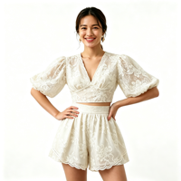 Ensemble court deux pièces en dentelle beige, haut court à manches bouffantes et col en V, et ensemble assorti en dentelle florale taille haute pour femme, style décontracté