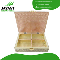 Boîte cadeau de festival en bois faite à la main avec finition métallique antique, conçue pour le Ramadan Kareem, à prix avantageux.