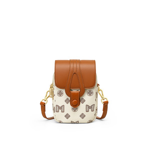 Bolso bandolera de piel sintética con cadenas y estampado de letras, solapa marrón |   Diseño Ecológico y Duradero con Efecto de Contraste de Color para una Visualización Mejorada - Product Image 1