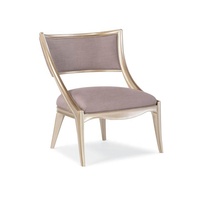 Fauteuil Adela en bois massif rembourré en soie rose élégante et luxueuse, avec accoudoirs en cuir lilas, pour salon