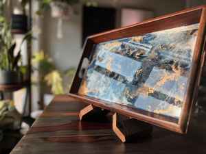 Bandeja de Madera con Acabado de Resina Artística que Combina Funcionalidad y Atractivo Estético, Ideal para Entretener Invitados - Product Image 5