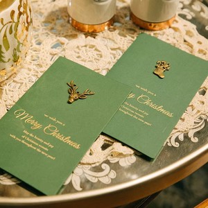 Tarjeta de Felicitación Navideña de Lujo en Papel Texturizado con Lámina Dorada y Adorno Metálico Verde Bosque, Diseño de Reno y Calcetín, Impresión Personalizada - Product Image 4