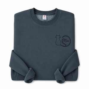 Felpa Girocollo Personalizzata con Ricamo Silhouette <span class=keywords><strong>di</strong></span> <span class=keywords><strong>Gatto</strong></span> e Coda Circolare, Design con <span class=keywords><strong>Nome</strong></span> Personalizzato per Amanti dei Gatti e Regalo per Amanti degli Animali - Product Image 1