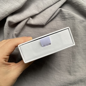 Caja de Embalaje para Joyería con Cajón Deslizable Blanco - Caja Rígida con Estampado en Dorado Personalizado para Broches y Collares - Product Image 3