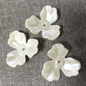 Fleur de Magnolia Artificielle Bleue avec Centre Perlé en ABS, Faite à la Main, Décoration de Mariage, Perles Dispersées, Style Moderne - Product Image 2
