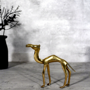 Figurine de chameau en laiton artisanale, sculpture élégante d'animal du désert, statue de dromedaire en métal, décoration de luxe pour la maison, ornement de table - Product Image 1