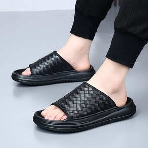 Sandalias de verano para hombre de alta calidad, con suela gruesa, antideslizantes y resistentes al olor, chanclas modernas de alta gama para hombre. - Product Image 2