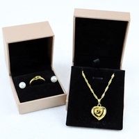Boîte d'emballage en papier pour bijoux sur mesure, coffret de cadeau à personnaliser avec du cuir pu et des peluches