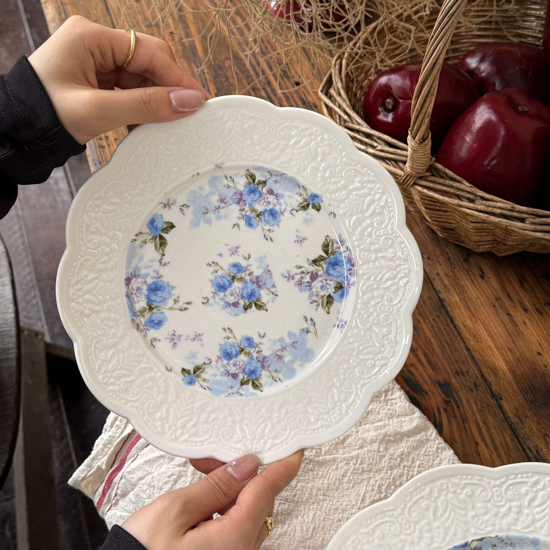 Petal relief leaf plate 20*2