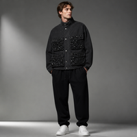 Veste unisexe à col montant, noire délavée et vieillie, avec accents en strass, quatre grandes poches plaquées, et design de coutures en V au dos