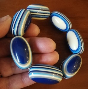 Bracelet de marque personnalisé de qualité supérieure fabriqué à la main en résine de couleur personnalisée bijoux de mode pour les femmes de l'Inde. - Product Image 2