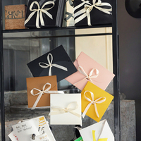 Youen RB008-1 - Sobres de Regalo Ecológicos de Papel Kraft Impresos en Huecograbado, con Forro de Cartón, Cintas y Cierre Magnético