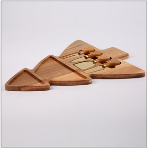 Tabla de Quesos de Madera con Diseño de Árbol de Navidad, con 4 Utensilios de Acero Inoxidable, Bandeja de Corte Resistente para Servir en Fiestas - Product Image 3