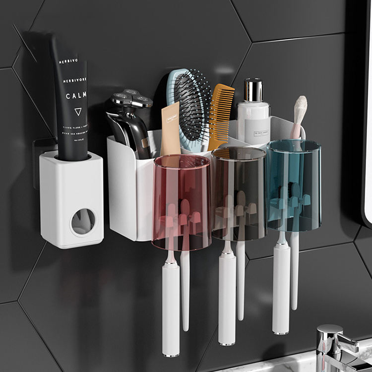 3 personas + exprimidor de pasta de dientes