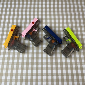 Vente en gros d'été pour enfants Petit <span class=keywords><strong>pistolet</strong></span> à main rose jaune bleu <span class=keywords><strong>vert</strong></span> Logo personnalisé Mini <span class=keywords><strong>pistolet</strong></span> à <span class=keywords><strong>eau</strong></span> en plastique transparent noir pour la plage - Product Image 3