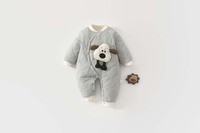 Combinaison matelassée pour bébé avec applique mouton en peluche |   Combinaison rembourrée à col côtelé |   Beige et bleu-gris hiver